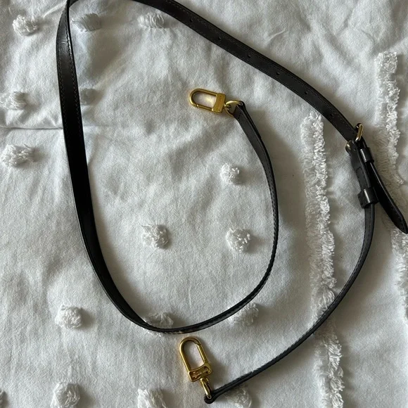 Black louis vuitton shoulder strap best sale